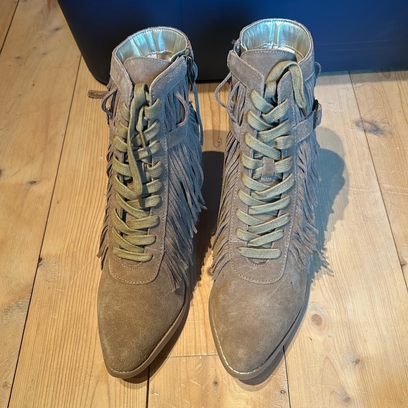 Beautiful fringe booties - Picture 2 of 14